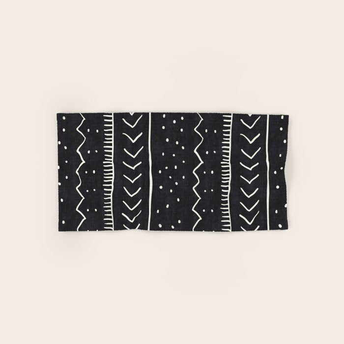 Cute Geometric Stripe In Black And White Bath Towel