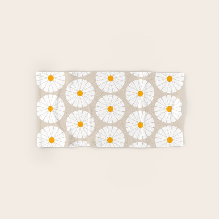 Minimal Botanical Pattern - Daisies Bath Towel